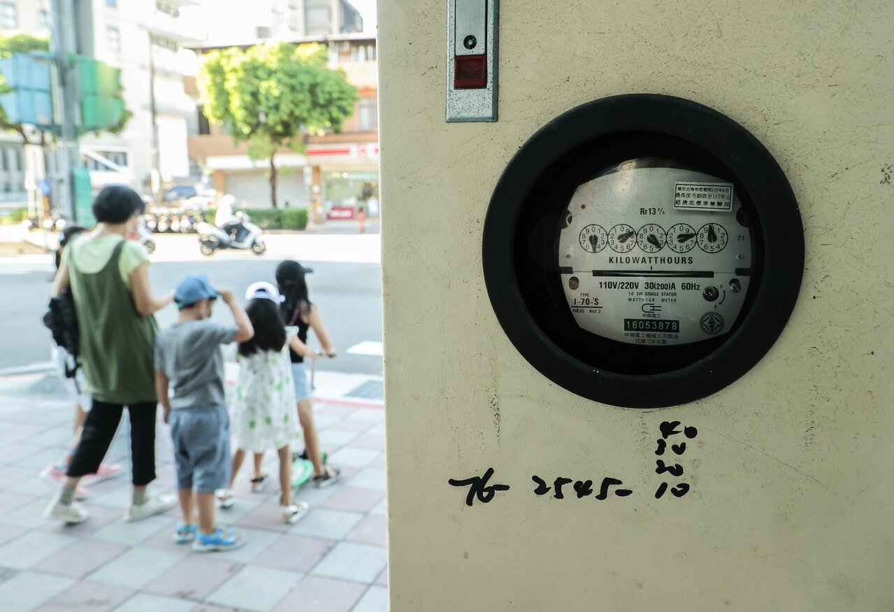 經濟部因應夜尖峰課題,決議自2023年起實施新尖離峰「時間電價」,未參與時間電價的民生用戶1400萬戶不受影響。聯合報系資料照/記者曾原信攝影