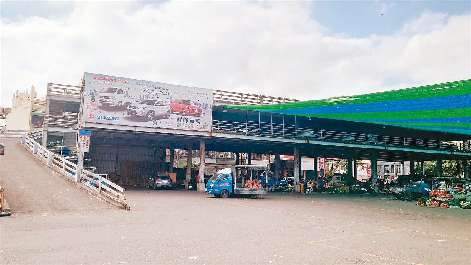 彰化縣溪湖鎮果菜市場已啟用18年的立體停車場，竟然是超級大違建。記者簡慧珍／攝影 