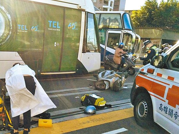 59歲李姓男騎士9日上午7時58分騎車行經前鎮區二聖路、凱旋三路口時,因違規右轉,與正行駛的輕軌列車發生擦撞,李男頭部重創當場無生命跡象,經緊急送醫後仍於傍晚宣告不治。(翻攝照片)