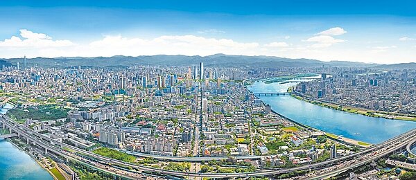 紅線圓山站、橘線大橋頭站皆位在「當代1號院」步行10分鐘範圍內；約3分鐘可上國道1號，5分鐘接汐五高架，聯外便利。（甲山林提供）