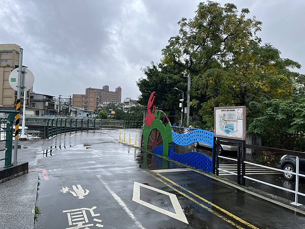 111年12 月13 日起至12月16 日止,基隆河右岸自行車道自洲美大橋河雙21休息站開始往關渡至貴子坑溪出水口路段將封閉進行路面銑鋪重鋪,水利處籲請用路人注意配合改道通行。圖/台北市政府提供