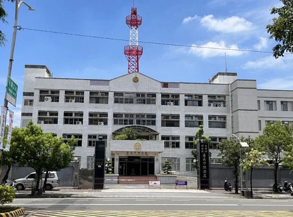 台南市調查處昨天下午持拘票至住處拘提到案,經檢方複訊後無保請回。記者邵心杰/攝影