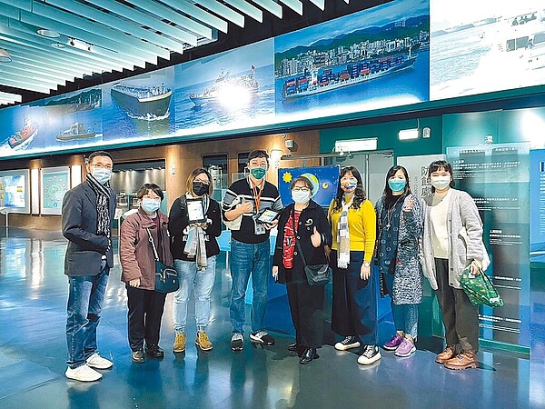 國立科學工藝博物館長李秀鳳(右4)率領策展團隊,參觀國立海洋科學博物館,並對於海科館內實境遊戲ARG與「潮境智能海洋館」印象深刻,表示以寓教於樂的方式,讓參館民眾認識展示內容。(國立科學工藝博物館提供/崔正綱高雄傳真)