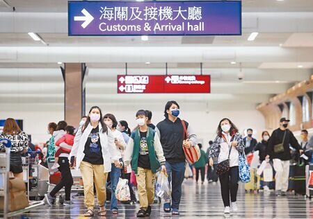 12月10日起,全面取消入境人數限制,但確診個案連2天上升,疫情可能回升,提醒民眾不要輕忽。(本報資料照片)