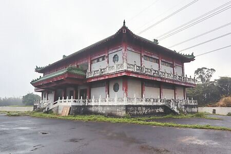關西鎮第9公墓納骨堂淪為廢墟30年,鎮公所積極協調希望早日完成連絡道路拓寬,以展開下一步重啟動作。(邱立雅攝)