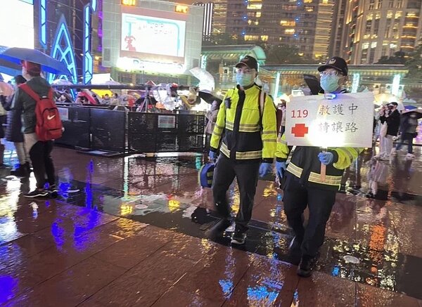 新北市觀樂耶誕城巨星演唱會周末連兩天熱鬧登場,新北市消防局動員45名救護人員進駐防踩踏意外。圖/消防提供