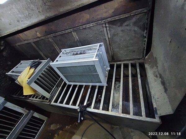 高雄市大寮區上寮路大寮排水幹線疑被人排放廢油,高市環保局連日比對油紋,揪出一家保養油煙防制設備業者涉嫌排放。圖/記者王昭月翻攝