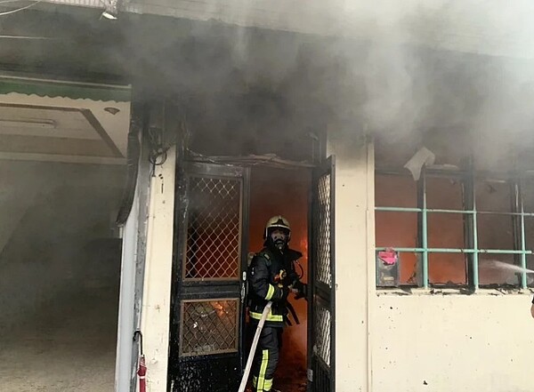 苗栗縣銅鑼鄉12月8日發生移工宿舍火災，住警器發出警報，屋內2樓2名移工及時逃生，1樓付之一炬。圖／讀者提供
