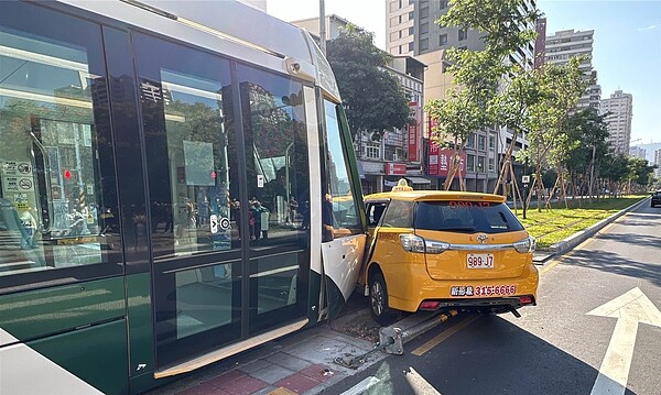 高雄輕軌今天又出「撞」況，列車在下午1點半時，在C24站往C23站遭計程車撞上。記者林巧璉／翻攝