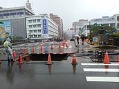 6萬戶受影響...基隆搶修口徑700公厘自來水管　漏水點曝光