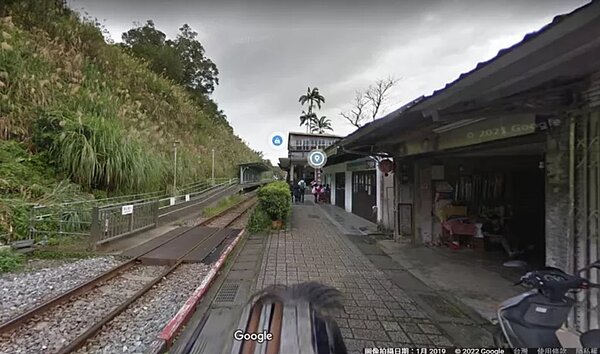台鐵今早宣布平溪線受天氣不佳影響，將停駛到下午6點，後見雨勢趨緩又宣布復駛；圖為平溪車站。圖／取自GoogleMap