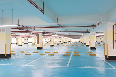 
新建完成的新竹縣寶山國中地下停車為地下1層，可提供188席汽車及50席機車停車位。（邱立雅攝）
