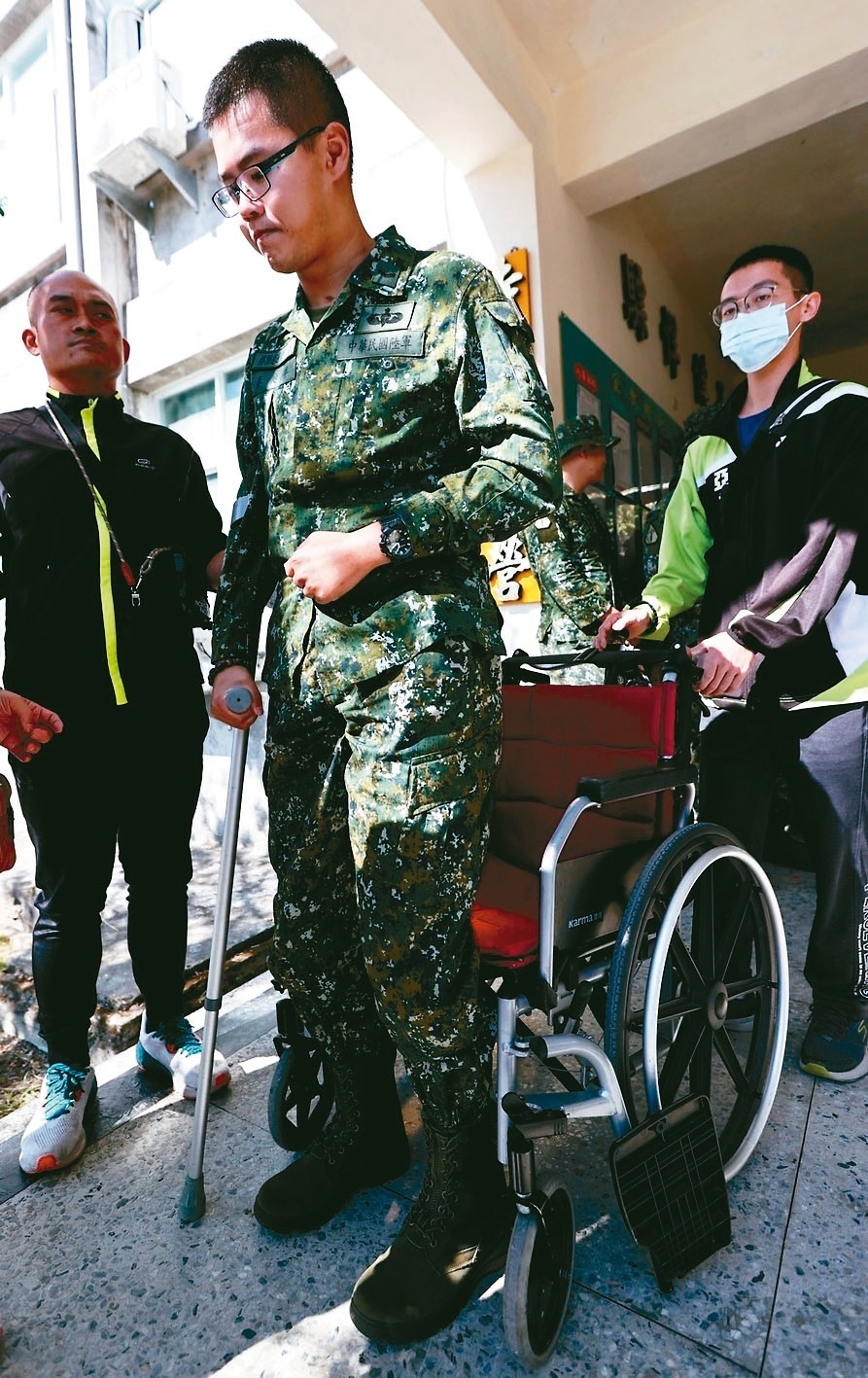 陸軍特戰指揮部下士秦良丰昨天重返部隊歡度30歲生日，他說，「我以身為傘兵為榮，希望有一天能再次跳傘」，展現永不放棄意志。記者劉學聖／攝影 