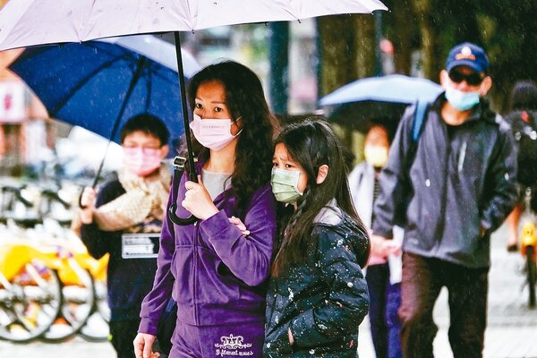 未來一周台灣受東北季風影響，天氣愈來愈冷，北部及東北部也容易下雨。記者林伯東／攝影 
