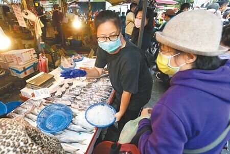 中國日前將多家台灣水產品公司與漁船的輸陸登錄狀態改為暫停出口,對午仔魚、魷魚、秋刀魚等衝擊最大 。(杜宜諳攝)