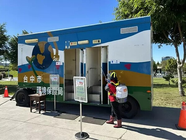 台中市舉辦第一屆野餐日,萬人響應,環保局出動大批人馬維護環境。圖/環保局提供