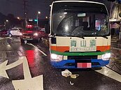 新店男遭社區巴士輾車底　耗費10分鐘脫困...他骨盆斷裂