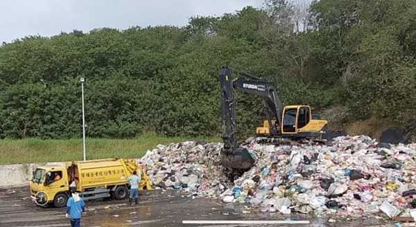 台中3處焚化廠屆安全年限，設備老舊處理量能不足，曾發生垃圾堆在焚化廠旁，居民抗議。圖／環保局提供