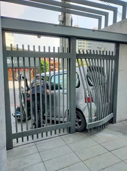 台南市獲得交通部發給的金安獎引起網友熱議,其中有網友po出住家鐵門被撞的照片引發討論。圖/臉書