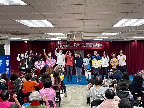 費鴻泰揪鐵娘子軍團為王鴻薇助選 費鴻泰與團隊長期經營和參與婦女團體,利用選前不到30天的週末午後,再次託請號召婦工會、婦女會、工商婦女會、新清溪婦女、婦女志工團等十多個在地婦女團體聚會。