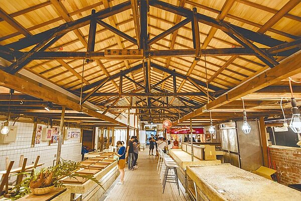 高市府經發局規畫主導的鹽埕第一公有零售市場整建案獲選《Shopping Design》舉辦的2022台灣設計Best100年度建築空間規畫獎。圖/高市府經發局提供/洪浩軒高雄傳真