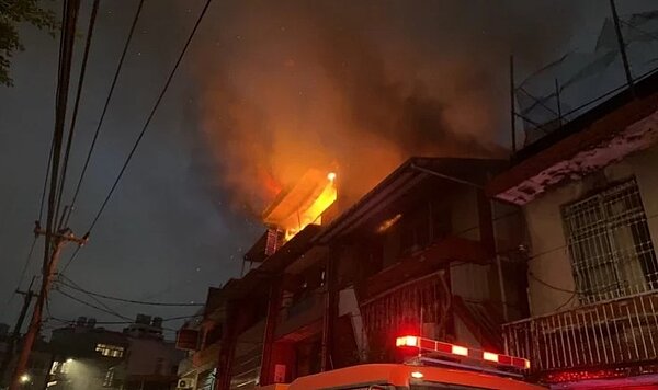 桃園市桃園區玉山街一棟鐵皮加蓋住宅11日傍晚起火,火光一度嚇壞周圍居民,不過很快就撲滅,無人受傷、受困。記者楊湛華/翻攝