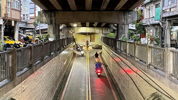 台南東門陸橋機車地下道被稱為台南版的百慕達三角洲。（圖／取自臉書粉專台南式）