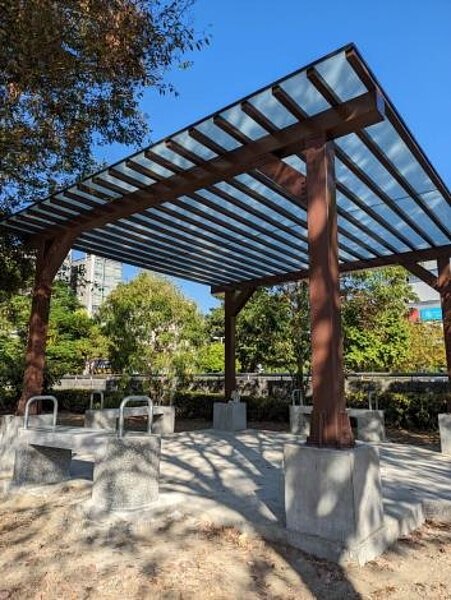 台南工務局因應民意,近日在東區時代及南聖兩座公園內,各別搭蓋一座涼亭。圖/工務局提供
