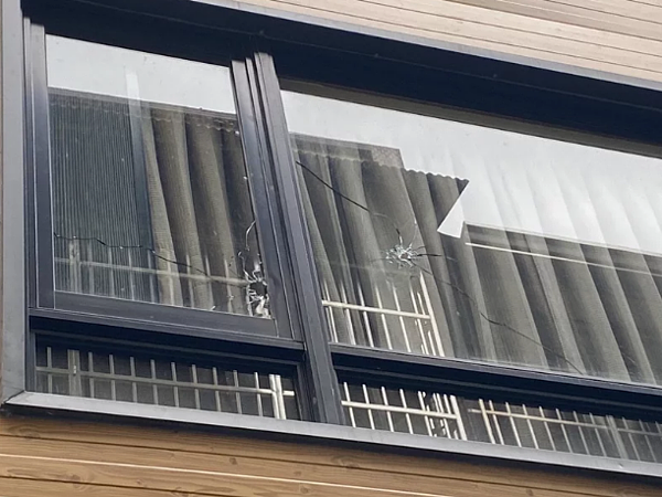 高雄市林園區信義路一處民宅遭人開槍,電捲門、窗戶玻璃有彈孔。記者石秀華/攝影