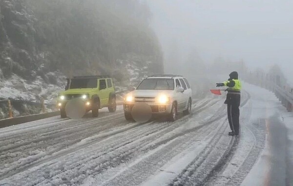 為確保雪季交通安全，警方頂著天寒地凍氣候，在雪地執行交管勤務。圖／聯合資料照
