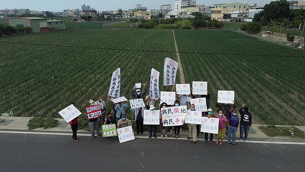 高雄捷運延伸林園線預定R6站體的沿線部分居民和地主，反對市府區段徵收土地，站在可能會被徵收的洋蔥田前，拿大字報表達抗議。 聯合報系資料照／記者劉學聖攝影