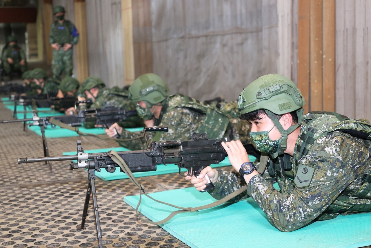 新制教召改成14天訓練，圖為後備軍人練習操作武器、射擊動作與打靶。本報資料照片 