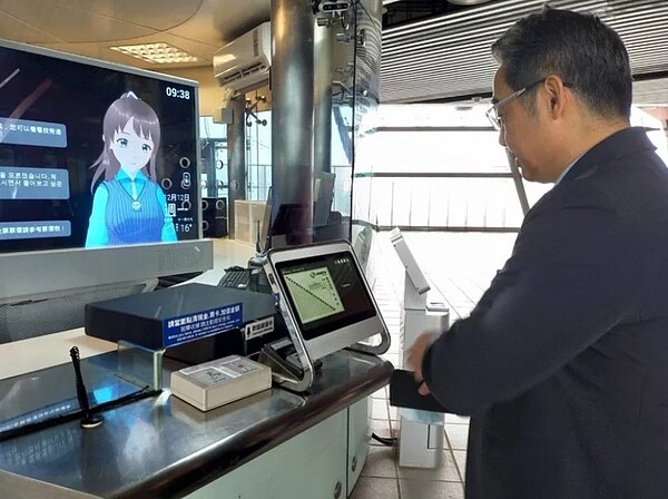 桃捷公司今天宣布,在A20興南站及A18高鐵站建置AI客服系統,乘客可以透過語音或觸控方式,和虛擬動漫少女「霏霏」互動。圖/桃捷提供