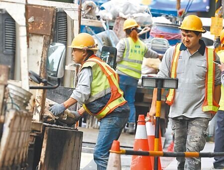 主計總處昨公布今年1至10月全體受僱員工實質經常性薪資年減0.13%,企業替員工加薪,幾乎被通膨吃掉!(陳俊吉攝)