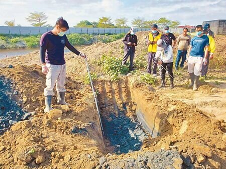 學甲爐碴案,明祥馨公司負責人郭再欽等8人遭訴。圖為台南市環保局2020年12月採樣查驗明祥馨公司清理爐碴是否確實。(本報資料照片)