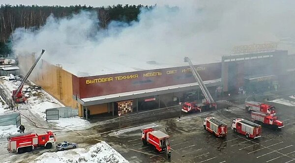 俄羅斯緊急服務部門表示,首都莫斯科衛星城鎮巴拉希哈一間購物中心12日發生嚴重火災,這是莫斯科近郊一周內第二次發生大型火災。圖/擷取自推特