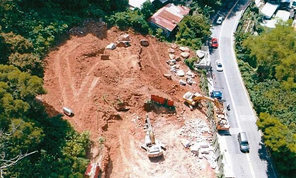 台北市士林仰德大道國安局附近一處保護區山坡地,今年初被里長發現,地主將整片山坡地的原始樹林剷除,質疑興建假農舍、真賣豪宅。圖/北市岩山里長鄭小塔提供