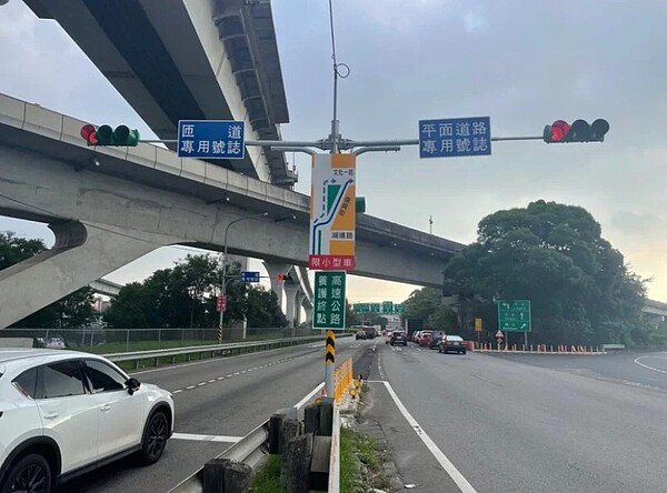 因應長庚轉運站啟用，桃園市交通局表示，19日起車流離峰時段（上午9時至下午5時）將開放龜山區文化一路（跨越橋）機慢車道供小客車通行。圖／桃園市交通局提供
