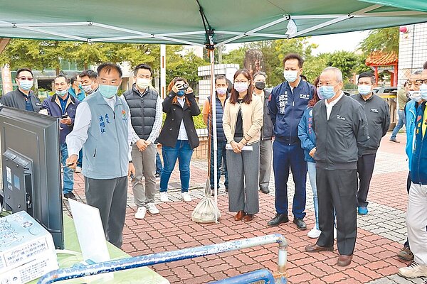 苗栗縣長徐耀昌(前右一)等人,前往到苗栗高商忠貞路段視察路口智慧路標執行成效。(苗栗縣政府提供)