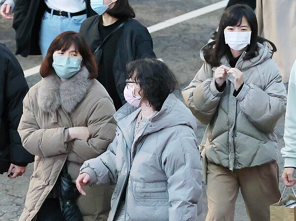 周六晚間到周日清晨寒流發威，中部、北部、東北部低溫將會降到7～9度間，空曠地區不排除會更低。聯合報系資料照