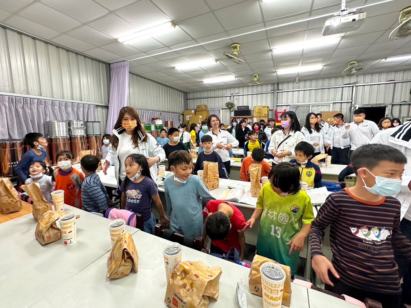 永慶不動產花蓮吉安和平加盟店店東唐嘉萍帶領同仁們於12月6日再度拜訪小太陽學堂，提供80份麥當勞美食給孩子們，讓孩子們有個美好的晚餐時光。圖／永慶房產集團提供