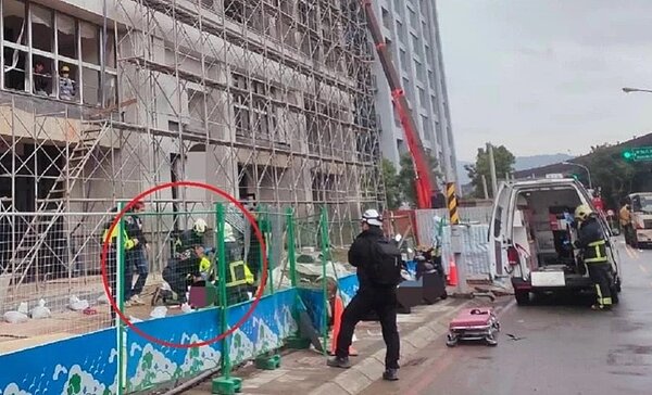 47歲杜姓男子，今天上午11時許，從新北市新莊區新知八路與新知三路交叉路口，一棟建案工地10樓踩空墜落，當場頭破血流送醫不治。記者曾伯愷／翻攝
