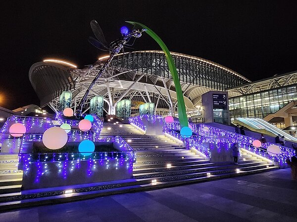 藍色燈海點亮台中火車站。圖／台中市府提供