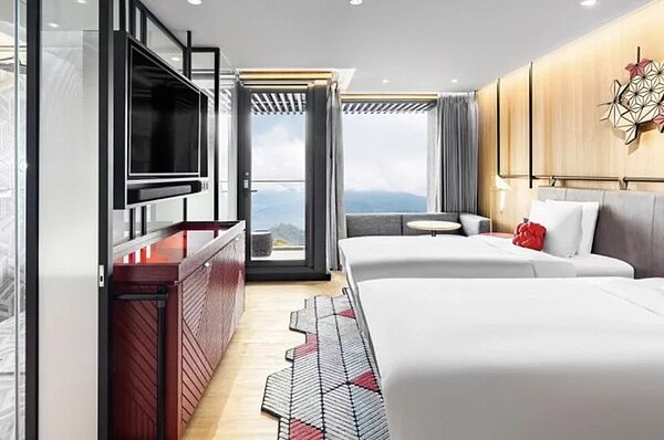 阿里山英迪格酒店官網公布18日至明年2月28日試營運,曝光客房實景照。圖/阿里山英迪格酒店提供