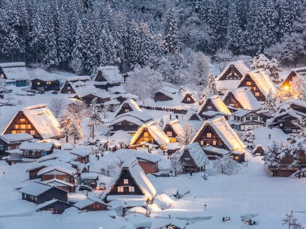 日本雪季來臨，北海道破冰船、北陸合掌村都是熱門的賞雪行程。圖／業者提供