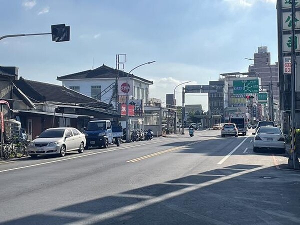 台南市將智慧停車導入新營地區,優先布建400席智慧停車位,便利民眾停車使用。圖/台南市政府提供