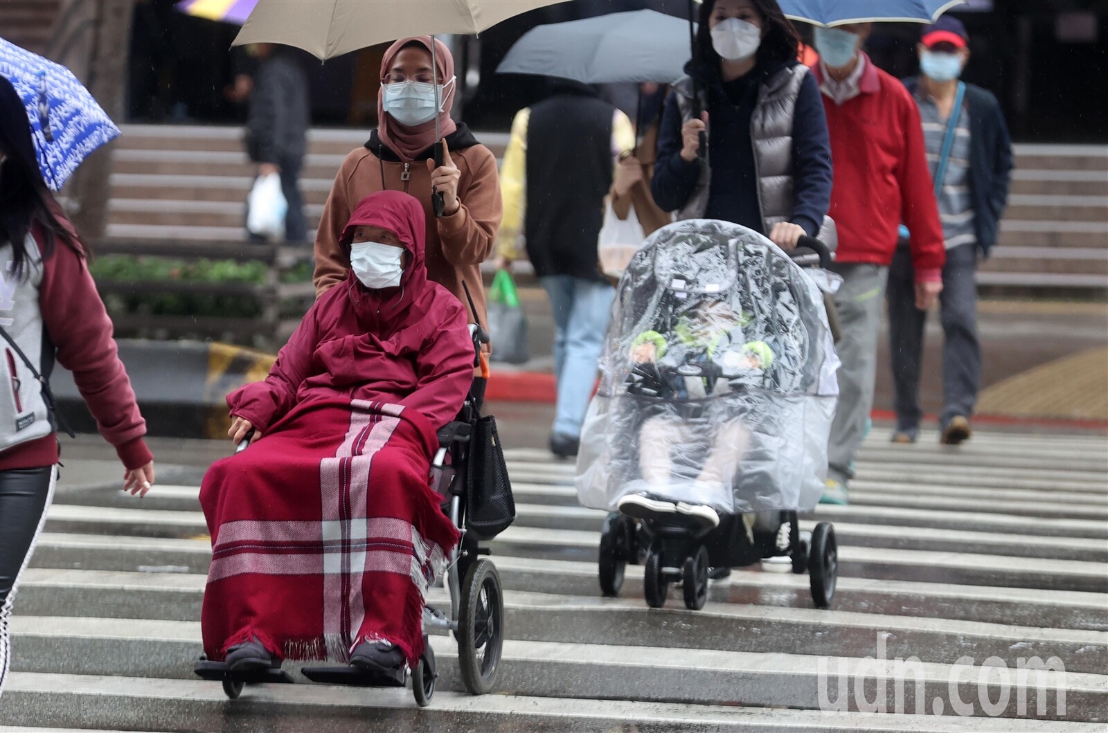 氣溫驟降，不少民眾穿上厚重冬衣禦寒。記者胡經周／攝影 