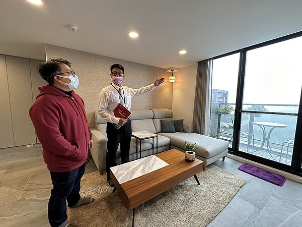 採光充足的大陽台與舒適的客廳空間是許多民眾理想的幸福空間。圖片來源/信義房屋