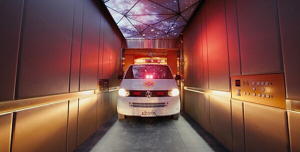 陶朱隱園四十戶的大樓有七座電梯,包括一座可乘載4.5噸的多功能電梯。圖/Discovery 提供