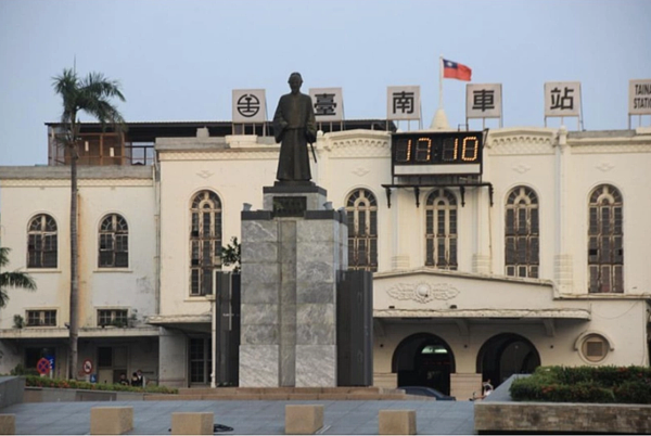 日治時期1936年完工的台南火車站，至今已有八十六年歷史，也被列為國定古蹟，台鐵局配合地下化工程，2017年展開車站古蹟修復，不料卻發生「修壞了」的意外。圖／聯合報系資料照